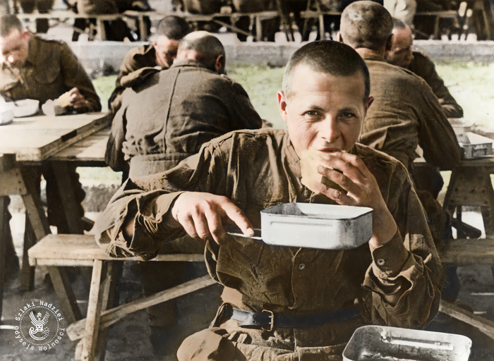 Pierwszy posiłek polskiej armii w Iranie, lipiec 1942 r.
