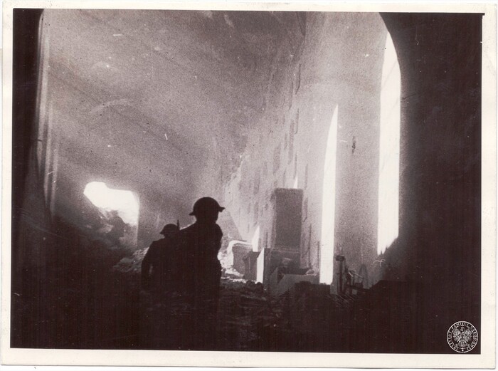 Polscy żołnierze w ruinach klasztou na Monte Cassino