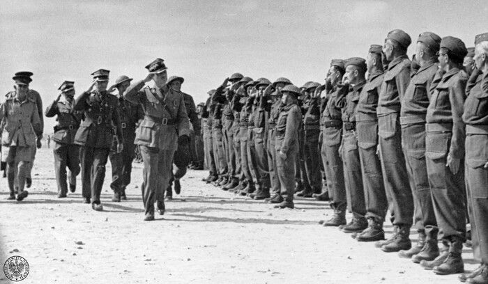 Gen. broni Władysław Sikorskiego podczas przeglądu oddziałów Polskich Sił Zbrojnych na Bliskim Wschodzie (czerwiec-lipiec 1943)