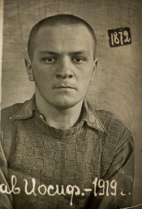 Gustaw Herling-Grudziński w sowieckim więzieniu. Zdjęcie z domeny publicznej.