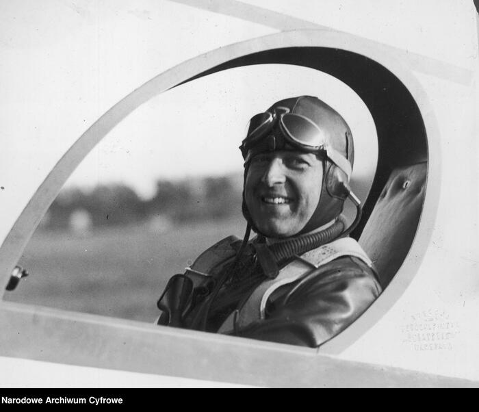 Mateusz Iżycki w kabinie samolotu w 1930 r. Zdjęcie z domeny publicznej
