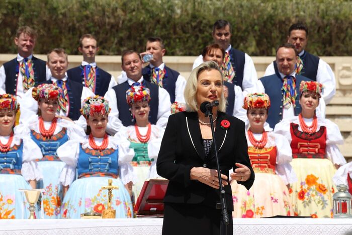 Anna Maria Anders podczas uroczystości na Polskim Cmentarzu Wojennym na Monte Casino