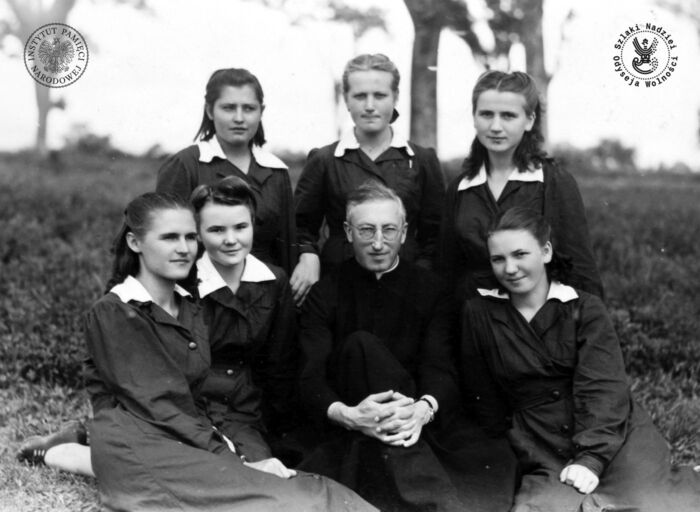 Ks. Józef Jarzębowski, wśród wychowanek z klasy IV gimnazjum, Santa Rosa, Meksyk, 1945 r. (fot. zbiory Muzeum im. ks. Józefa Jarzębowskiego)