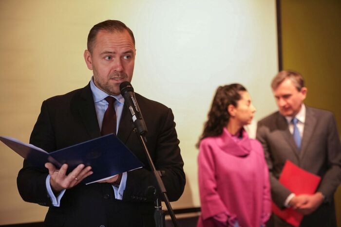 Dr Karol Nawrocki, prezes IPN, podczas otwarcia wystawy „Szlaki Nadziei. Odyseja Wolności” w Meksyku – 3 listopada 2023. Fot. Mikołaj Bujak (IPN)