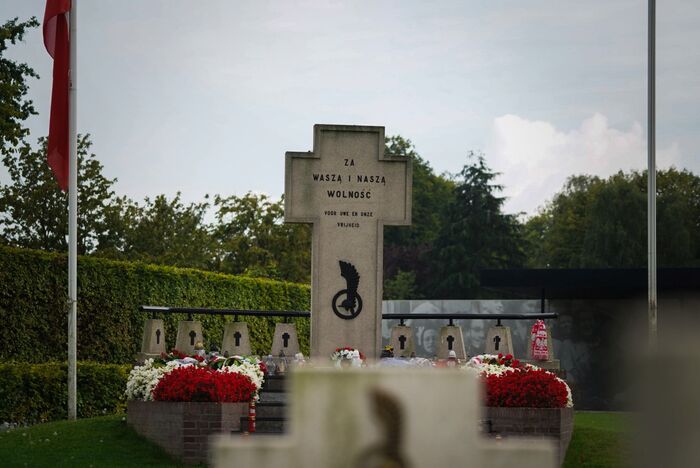 Wizyta delegacji IPN na Polskim Honorowym  Cmentarzu w Bredzie