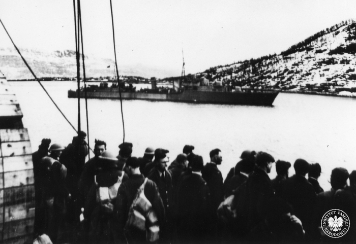 Brytyjscy żołnierze na pokładzie transportowca w pocie Narwik