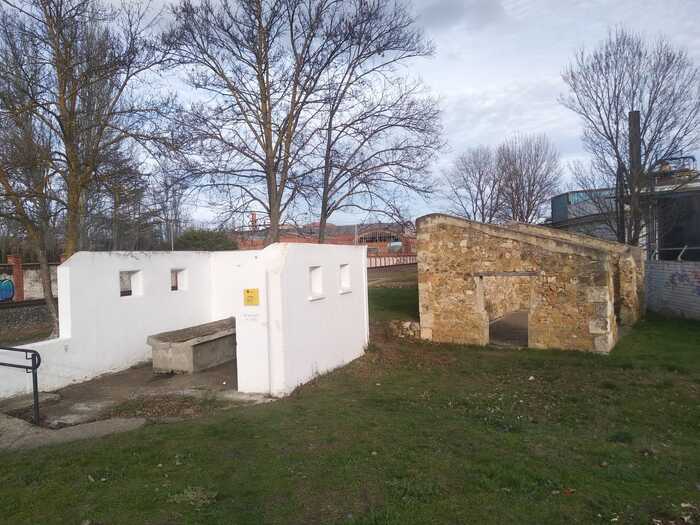 Pozostałości łaźni i wartowni. Zdjęcie z domeny publicznej