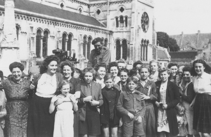 Żołnierze 1. Dywizji Pancernej wyzwalający spod niemieckiej okupacji miejscowości Libe we Francji, 1944 r. (fot. AIPN)