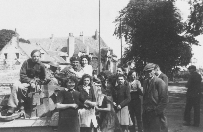 Żołnierze 1. Dywizji Pancernej wyzwalający spod niemieckiej okupacji miejscowości Libe we Francji, 1944 r. (fot.2. AIPN)