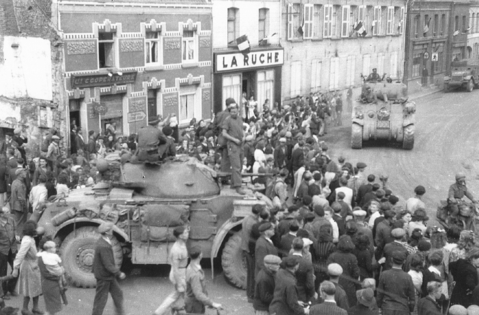 Żołnierze 1. Dywizji Pancernej wyzwalający spod niemieckiej okupacji miejscowości Libe we Francji, 1944 r. (fot.3. AIPN)
