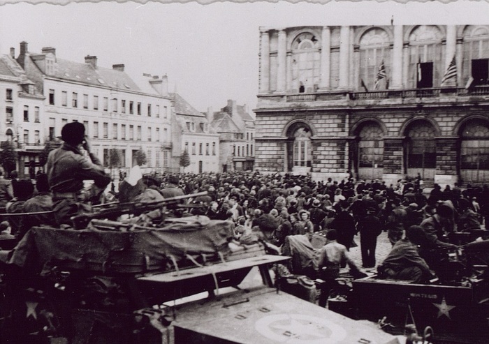 Żołnierze 1. Dywizji Pancernej wyzwalający spod niemieckiej okupacji miejscowość Saint-Omer we Francji, 1944 r. (fot. AIPN)