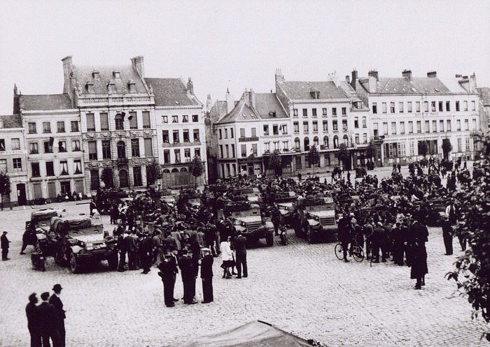 Żołnierze 1. Dywizji Pancernej wyzwalający spod niemieckiej okupacji miejscowość Saint-Omer we Francji, 1944 r. (fot.2. AIPN)