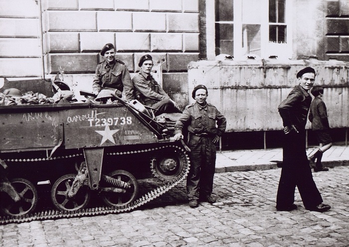 Żołnierze 1. Dywizji Pancernej wyzwalający spod niemieckiej okupacji miejscowość Saint-Omer we Francji, 1944 r. (fot.3. AIPN)