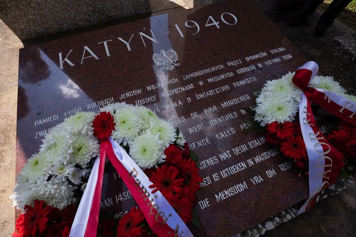 Przy pomniku katyńśkim w Johannesburgu - 28 kwietnia 2022. Fot.2 Mikołaj Bujak (IPN)