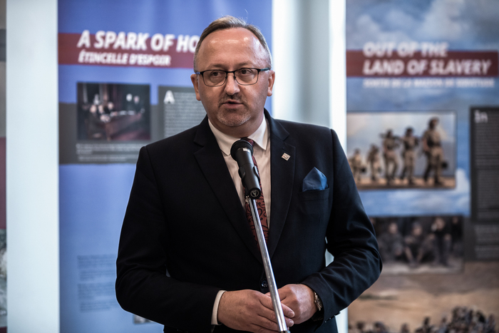 Dr hab. Karol Polejowski podczas otwarcia wystawy „Szlaki Nadziei. Odyseja Wolności” w Kanadzie – Mississauga 22 sierpnia 2022. Fot. Sławek Kasper (IPN)