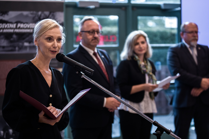 Dr hab. Karol Polejowski podczas otwarcia wystawy „Szlaki Nadziei. Odyseja Wolności” w Kanadzie – Mississauga 22 sierpnia 2022. Fot.2 Sławek Kasper (IPN)