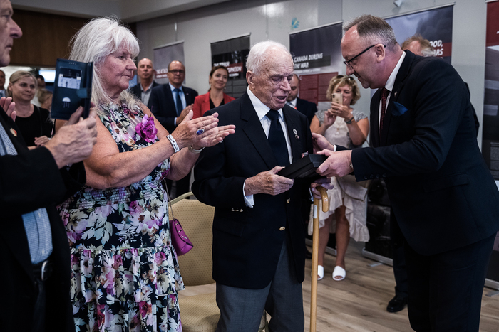 Dr hab. Karol Polejowski podczas otwarcia wystawy „Szlaki Nadziei. Odyseja Wolności” w Kanadzie – Mississauga 22 sierpnia 2022. Fot.4 Sławek Kasper (IPN)