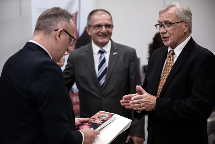 Dr hab. Karol Polejowski podczas otwarcia wystawy „Szlaki Nadziei. Odyseja Wolności” w Kanadzie – Mississauga 22 sierpnia 2022. Fot.9 Sławek Kasper (IPN)