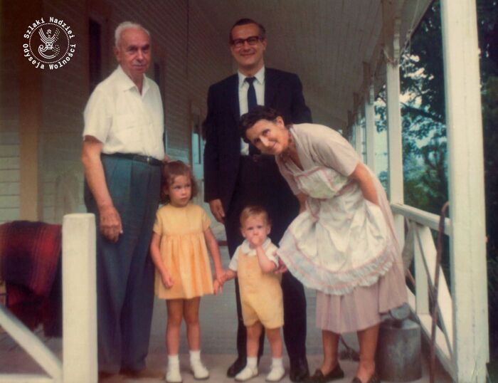 Na zdjęciu Kazimierz Sosnkowski z żoną  Jadwigą synem Piotrem i wnukami Arundel 1966 r. (fot. ze zbiorów Jerzego Kirszaka)