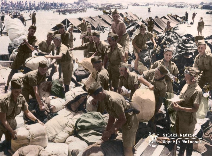 Żołnierze Armii Polskiej przy rozładunku w jednym z obozów na terenie Palestyny 1943 r., (fot. AIPN) IPNBU-2-26-2-18