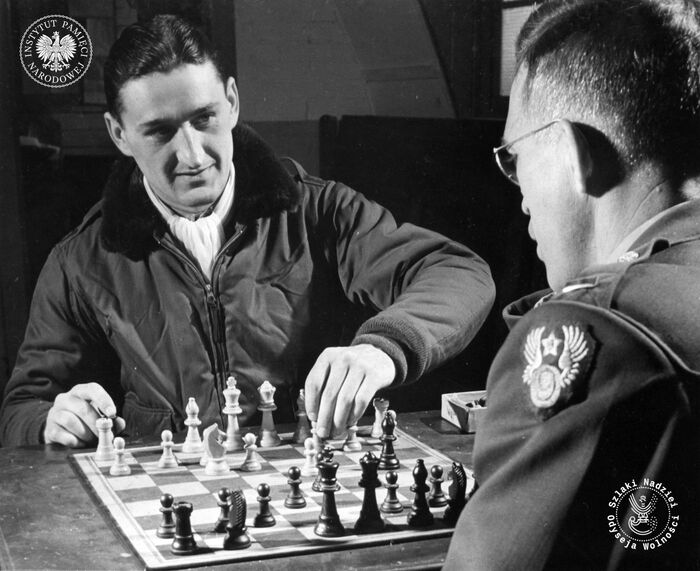 Francis S. Gabreski i Oscar E. Collins oficer służb specjalnych i były trener koszykówki Gabreskiego Wielka Brytania, 4 VII 1944 r. (Fot. Alamy)