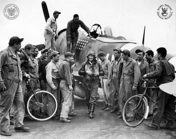 Francis Stanley Gabreski wracający z kolejnego lotu nad terytorium wroga w tle samolot  P-47D Thunderbolt, 13 VII  1944 r. (Fot. Alamy)