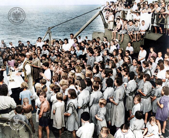 Msza święta na pokładzie USS „Hermitage” z udziałem dzieci polskich, Ocean Indyjski,1943 r. (fot. Instytut Józefa Piłsudskiego w Ameryce)