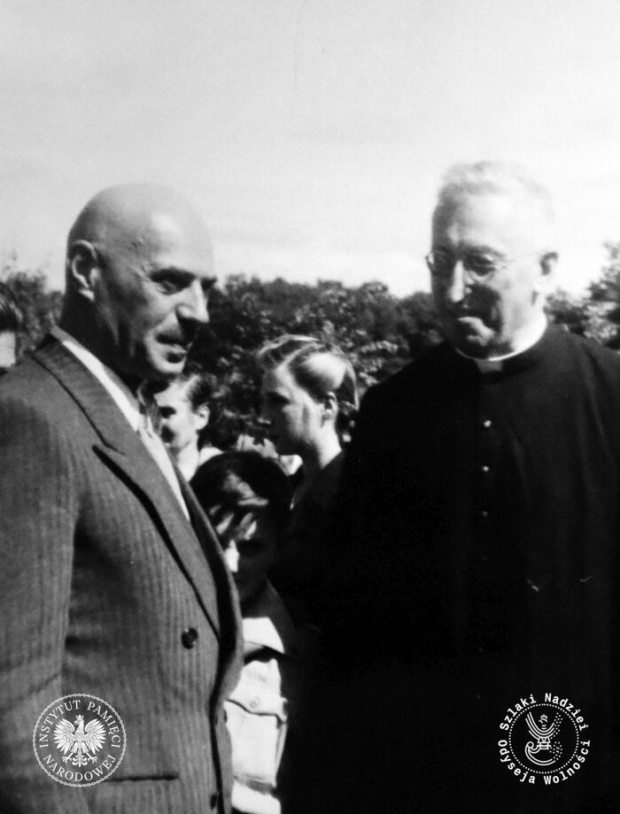 Ks. Józef Jarzębowski z gen. Władysławem Andersem Fawley Court lata 60 XX wieku (fot. Zbiory Muzeum im. ks. Józefa Jarżebowskiego)