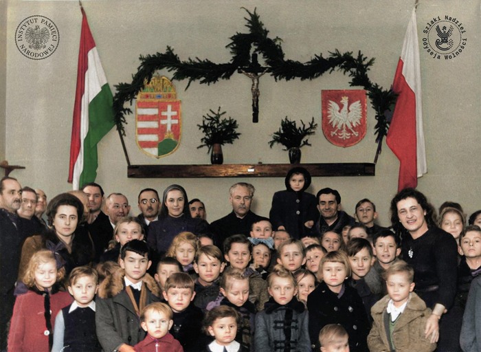 József Antall i inni goście wśród polskiej młodzieży w Keszthely (fot. IPN Odział w Krakowie, kolekcja Tadeusza Chciuka-Celta)