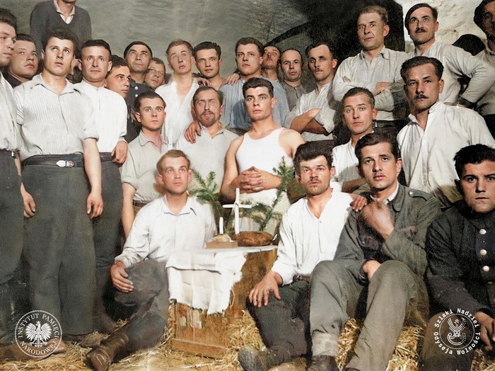 Polacy podczas pierwszej Wigilia na węgierskiej ziemi, obóz w Komárom, 24 XII 1939 r. (fot. ze zbiorów Grzegorza Łubczyka)