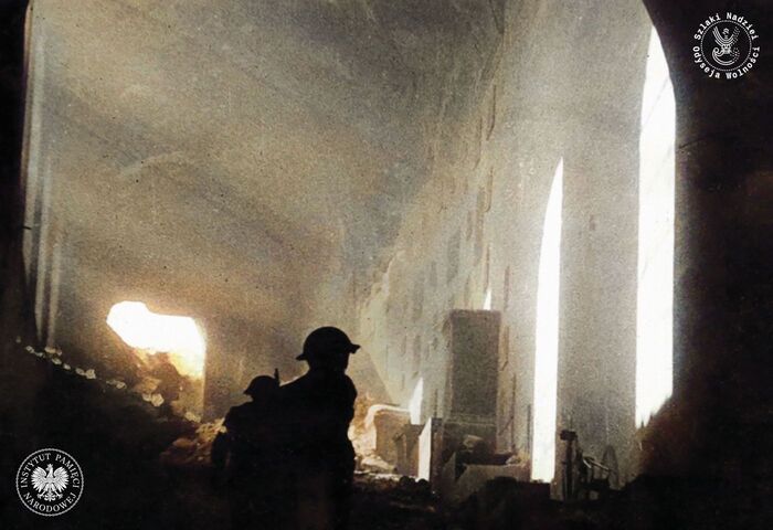 Żołnierze 12. Pułku Ułanów Podolskich należącego do 3. Dywizji Strzelców Karpackich pod dowództwem ppor. Kazimierza Gurbiela wkraczający do ruin klasztoru 18 V 1944 r. (fot. AIPN)