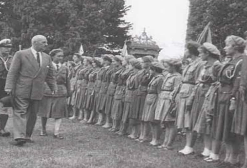Harcmistrzyni Łucja Golińska obok gen. Władysława Andersa w Lilford Park 1960 (fot. ze zbiorów Iwony Golińskiej)