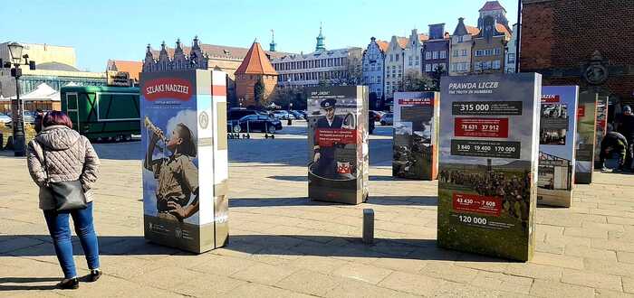 Prezentacja wystawy przy Bramie Wyżynnej w Gdańsku (od 18 marca 2022). Fot.2