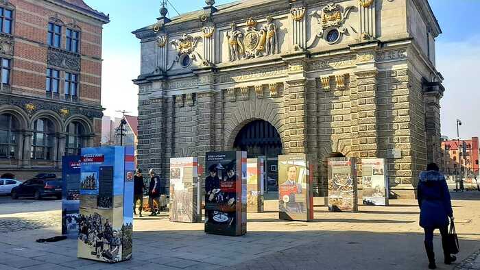 Prezentacja wystawy przy Bramie Wyżynnej w Gdańsku (od 18 marca 2022).