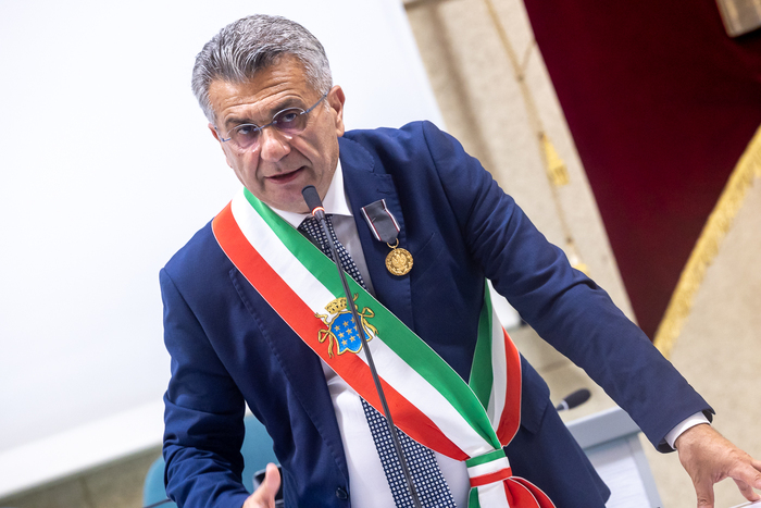 W hołdzie polskim bohaterom – wyzwolicielom Ankony. Uroczystości w Sali Rady Miejskiej w Ankonie. Przemawia burmistrz Cassino Enzo Salera Fot. Sławek Kasper (IPN)